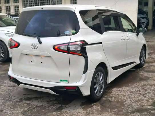 Toyota sienta pearl white image 5