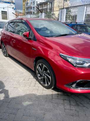 Toyota auris hybrid image 2