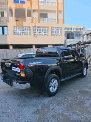 Toyota Hilux double cabin image 5