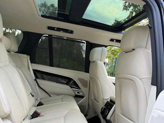2022 Range Rover Vogue D350 first edition image 9