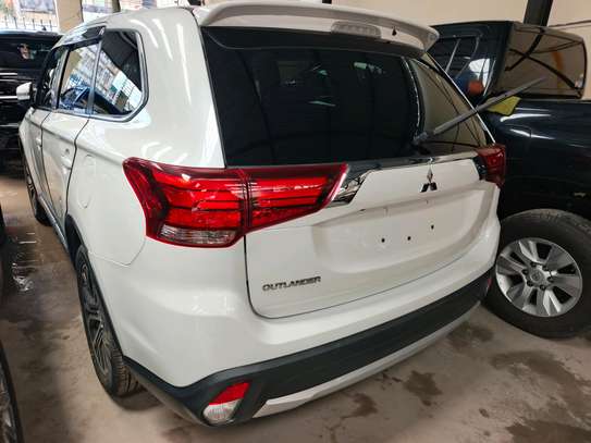 Mitsubishi outlander image 2