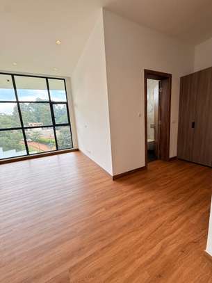 5 Bed House with En Suite in Nyari image 11