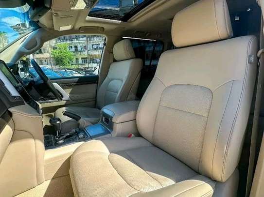 Toyota land Cruiser ZX V8 Gold 2019 image 7