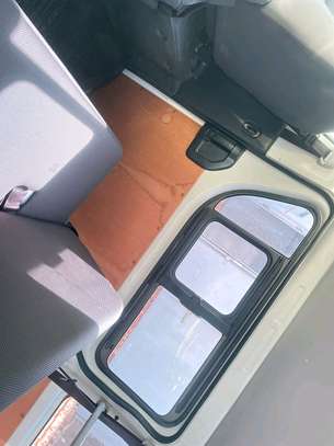 TOYOTA HIACE 7L AUTO DIESEL 2019MODEL image 7