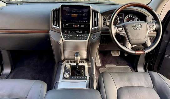 Toyota Land cruiser ZX V8 black color 2018 model image 2