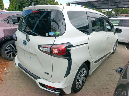 Toyota Sienta hybrid image 6