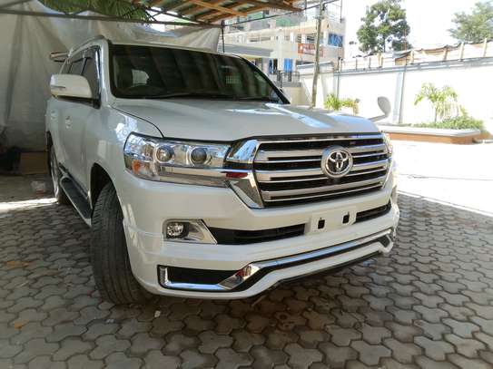 Toyota LC 200 2008 body upgrade to 2020 version image 3