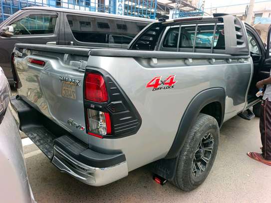 Toyota Hilux  4by4 image 5