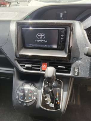 Toyota voxy 2018 on offer selling in Mombasa image 7