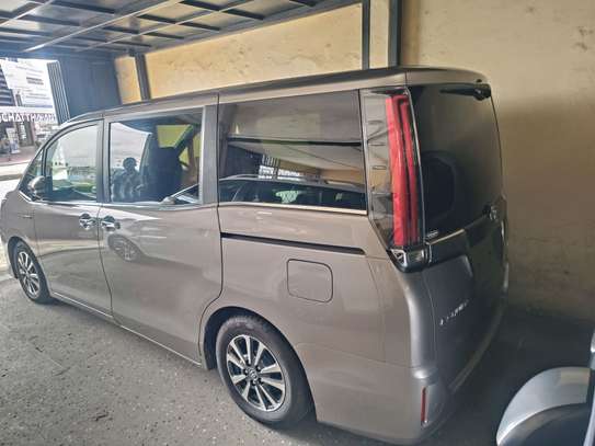 Toyota Esquire hybrid gold 2019 image 9