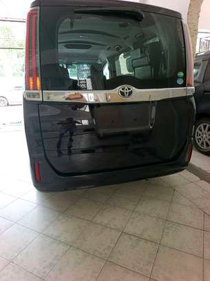 Toyota Noah 8$eater image 2