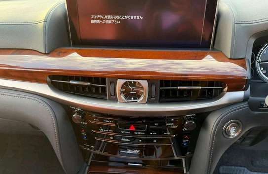 2019 Lexus LX570 image 5