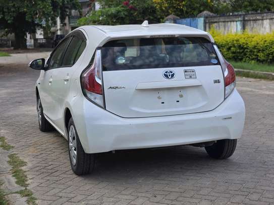 Toyota Aqua White 2018 hybrid image 8