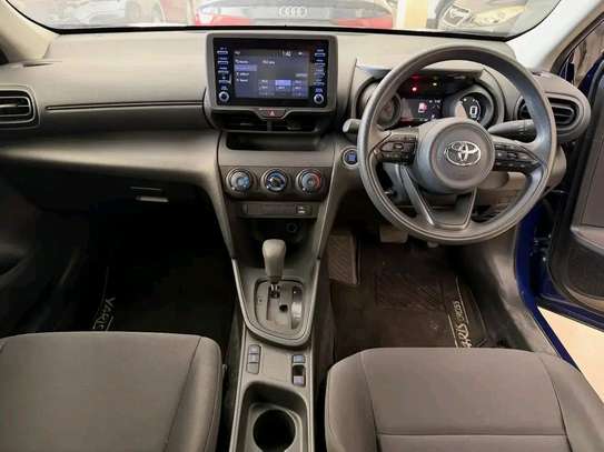 Toyota yaris  cross image 3