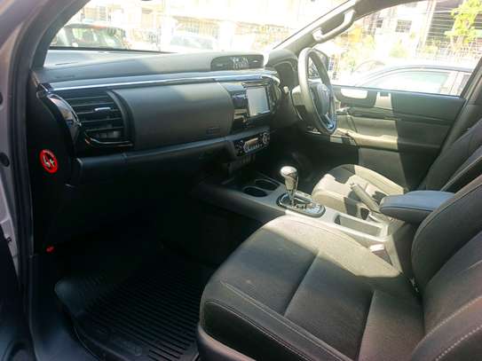 Toyota hilux double cabin image 6