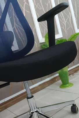 Office Chair; Subtle Puffy Detailing Office Chair image 2