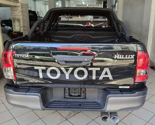 Toyota Hillux Double cabin image 3