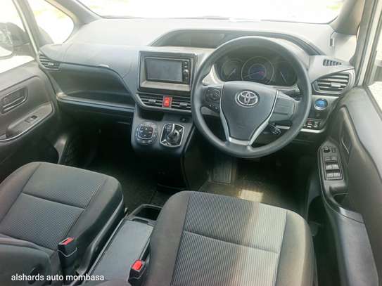 Toyota Noah hybrid image 4