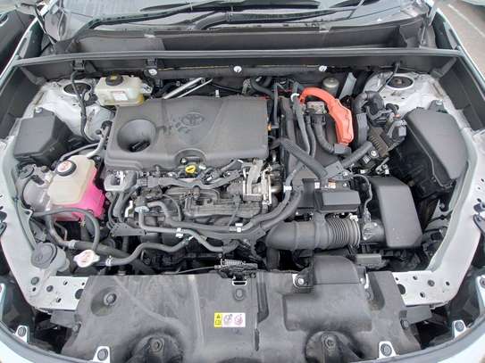 Toyota RAV4 SUV White Stylish Comfortable image 4