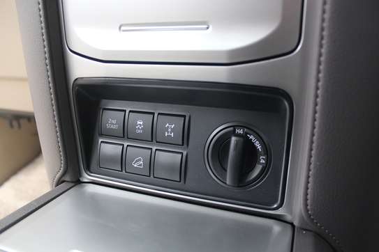 Toyota Landcruiser Prado TX-L 2019 18,000 Kms image 8