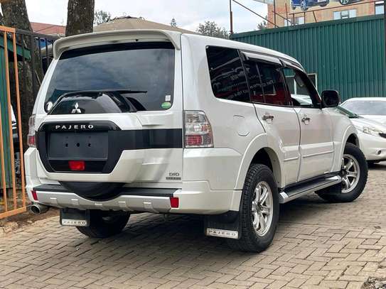 Mitsubishi Pajero white color 2018 model fully loaded image 6