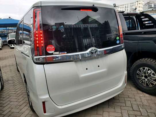 Toyota noah petrol engine image 5