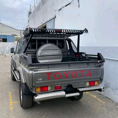 Toyota landcruiser cabin image 9