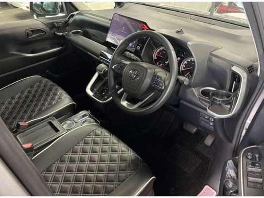 2022 TOYOTA NOAH image 2