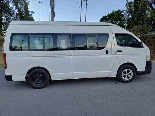 Toyota Hiace diesel 9l 2014 slightly used image 4