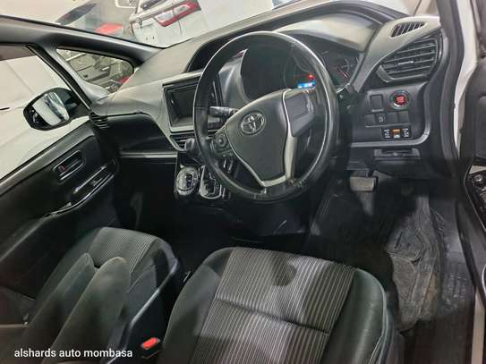 Toyota NOAH wxb sunroof image 4