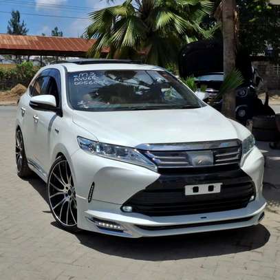 Toyota Harrier White hybrid 2018. 2wd image 9