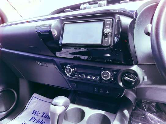 Toyota Hilux double cabin white 2017 diesel 4wd image 8