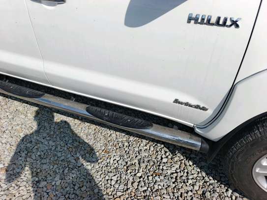 Toyota  Hilux invincible 2017 image 2
