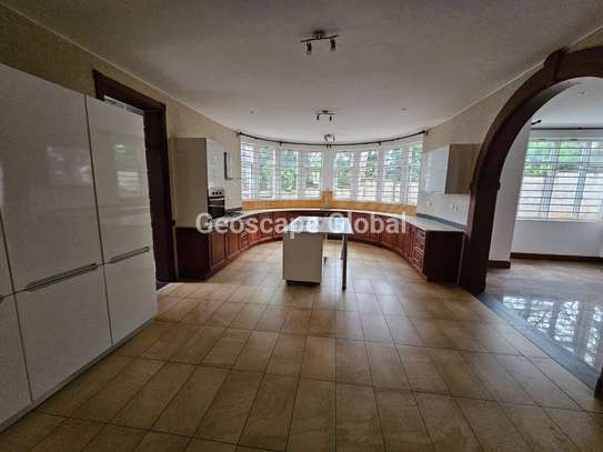5 Bed House with En Suite in Rosslyn image 7