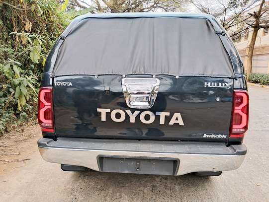 TOYOTA HILUX DOUBLE CAB AUTOMATIC 2011 MODEL image 2