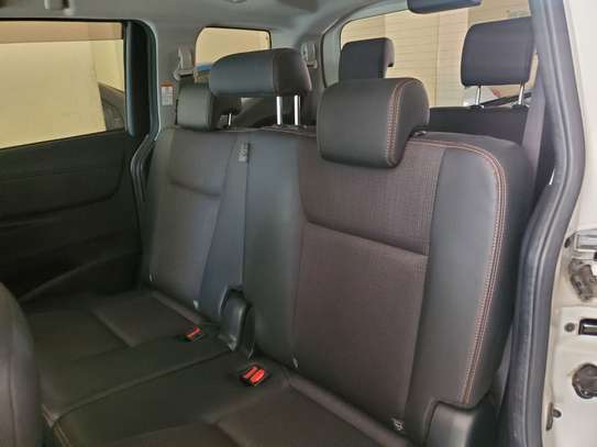 Toyota sienta image 9