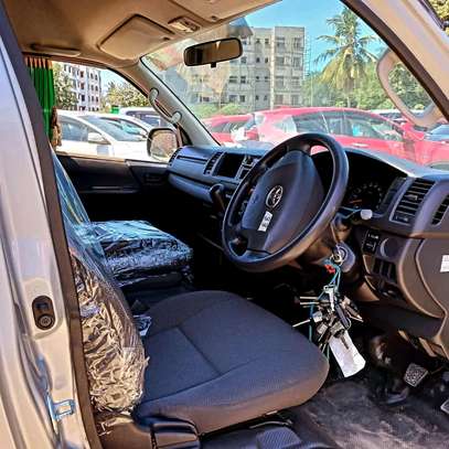 Toyota Hiace 9l diesel Manual silver 2018 image 8