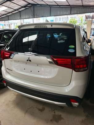 Mitsubishi outlander image 4