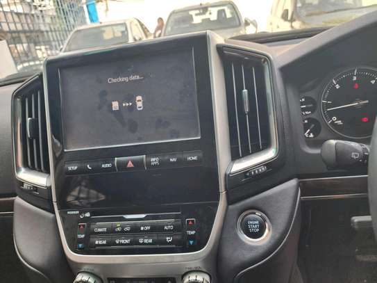 Toyota Land cruiser V8 Sahara Diesel 2018 image 7