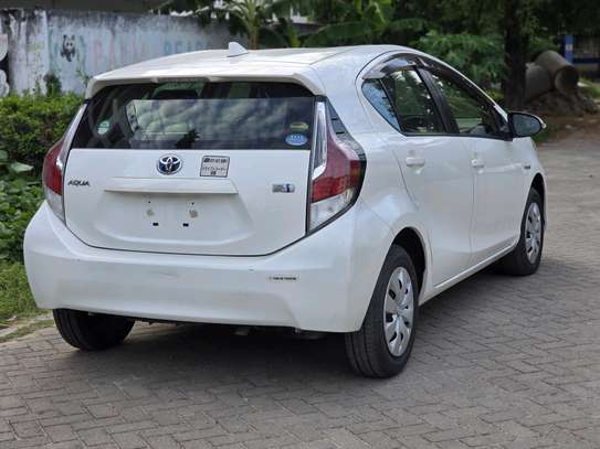 Toyota Aqua White 2018 hybrid image 6