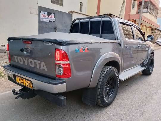 TOYOTA HILUX DOUBLE CAB MANUAL LOCALLY ASSEMBLED image 6