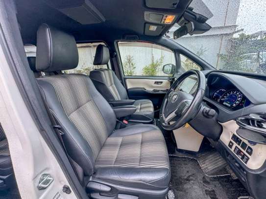 Toyota Noah hybrid white wxB 2019 image 9