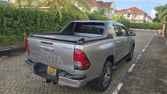TOYOTA HILUX DOUBLE CABIN 2017MODEL DIESEL image 4