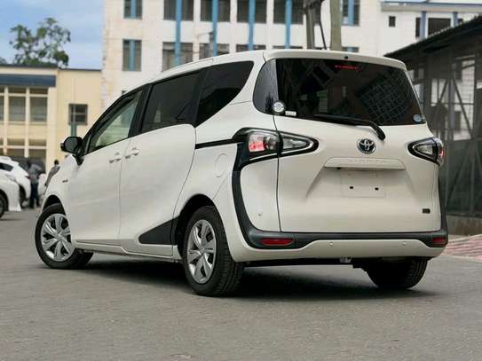 Toyota sienta hybrid 2020 image 2