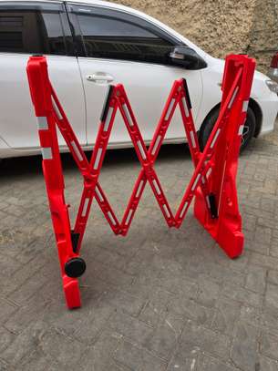Portable expandable safety barricade image 6