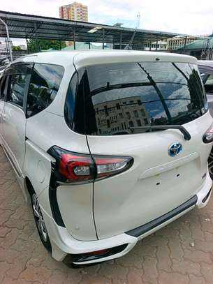 Toyota Sienta hybrid image 8