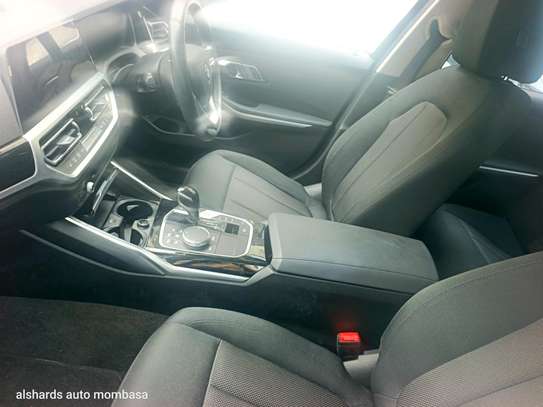 BMW 320i image 8