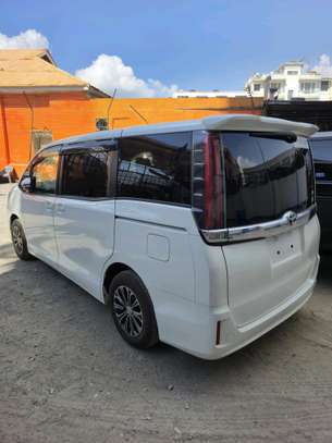 Toyota Noah  pearl image 7