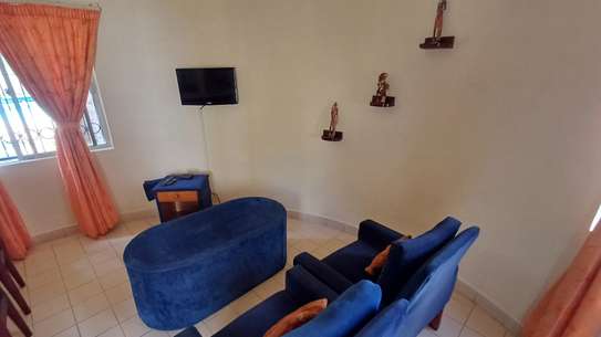 Serviced 1 Bed Apartment with En Suite at 1St Avenue image 2