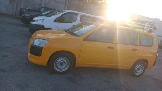 Toyota Probox Amarillo Utilitario Espacioso y Funcional image 10
